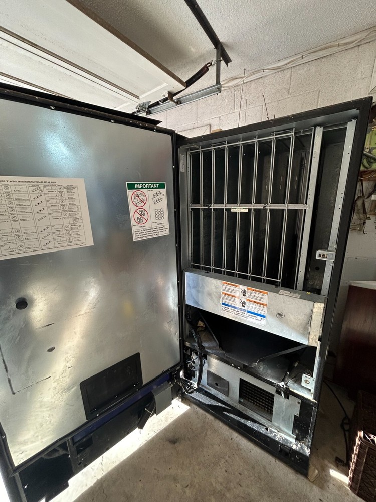 WORKING Cold Drinks Vending Machine – Coin & Dollar –Local Pickup