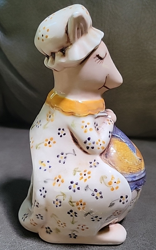 Unique Ceramic Kangaroo Knitting Yarn Holder 7" X 5" EUC