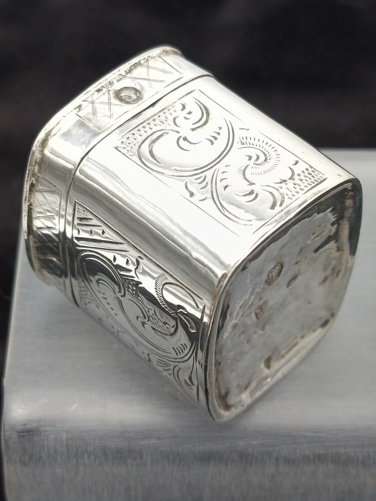 19th Century Dutch Loderein Scent Snuff Solid Silver Repousse Hinged Lid Box