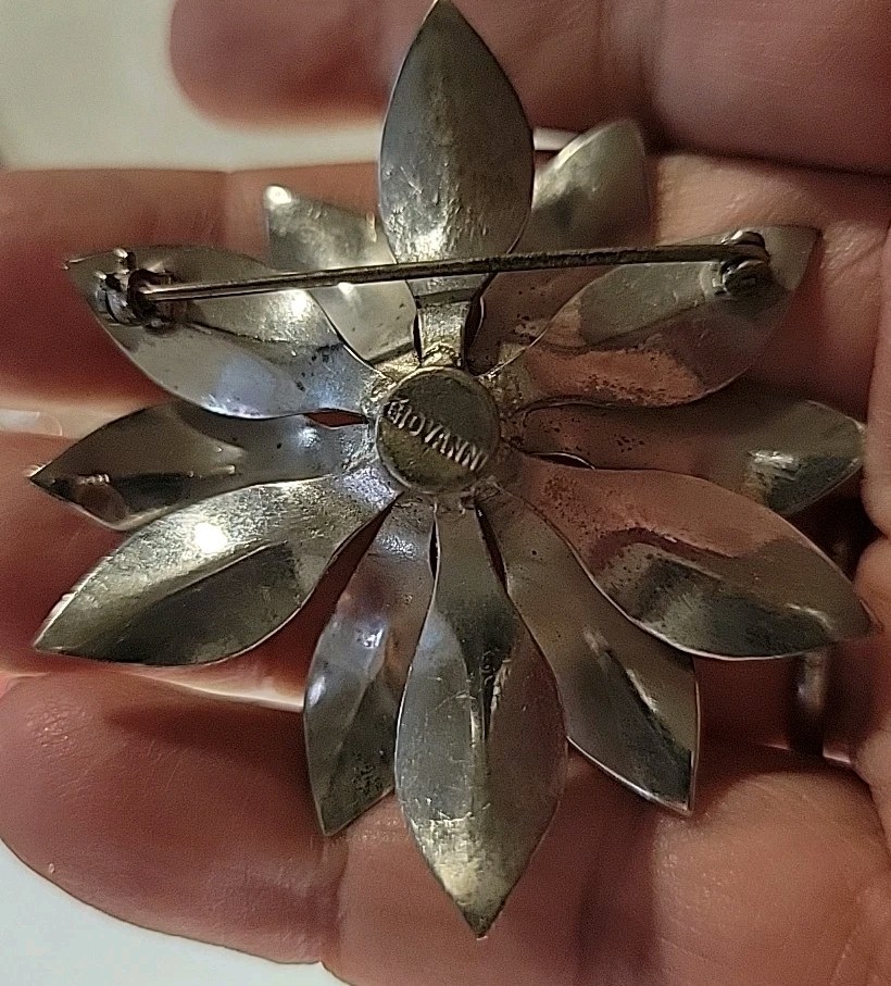 Giovanni Signed Silvertone Flower Texured Brooch