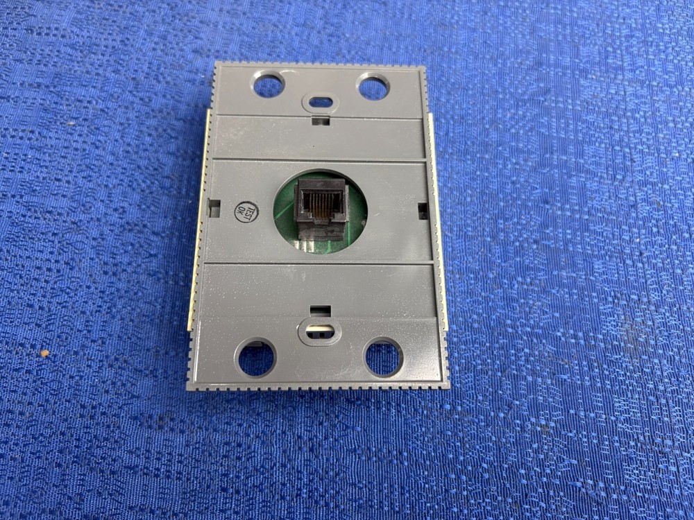 Johnson Controls 24-7705-2R2 / TE-6700 Series Wall-Mount Temperature Controller