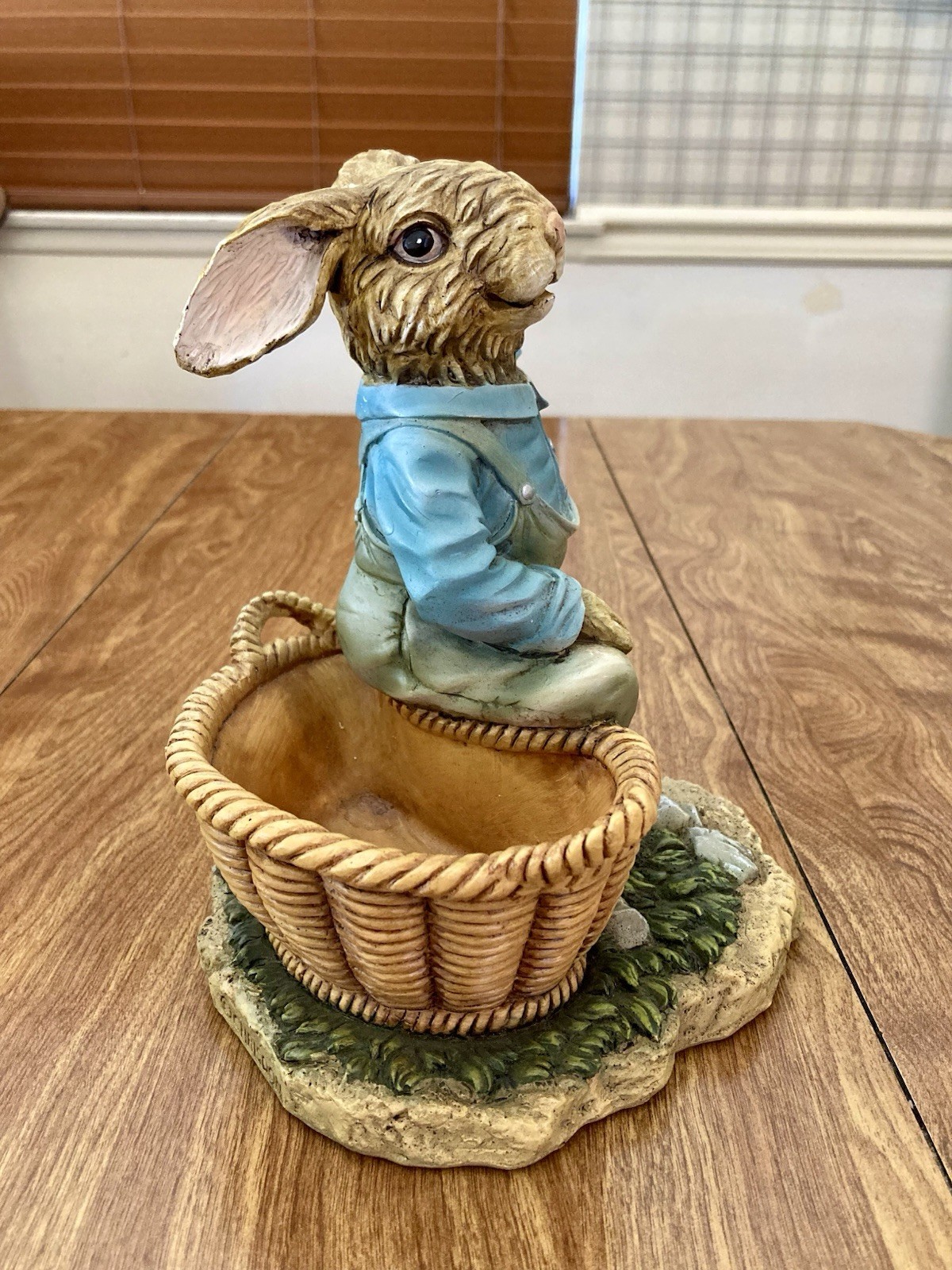 Chrisdon Rabbit Figurine Resin Basket