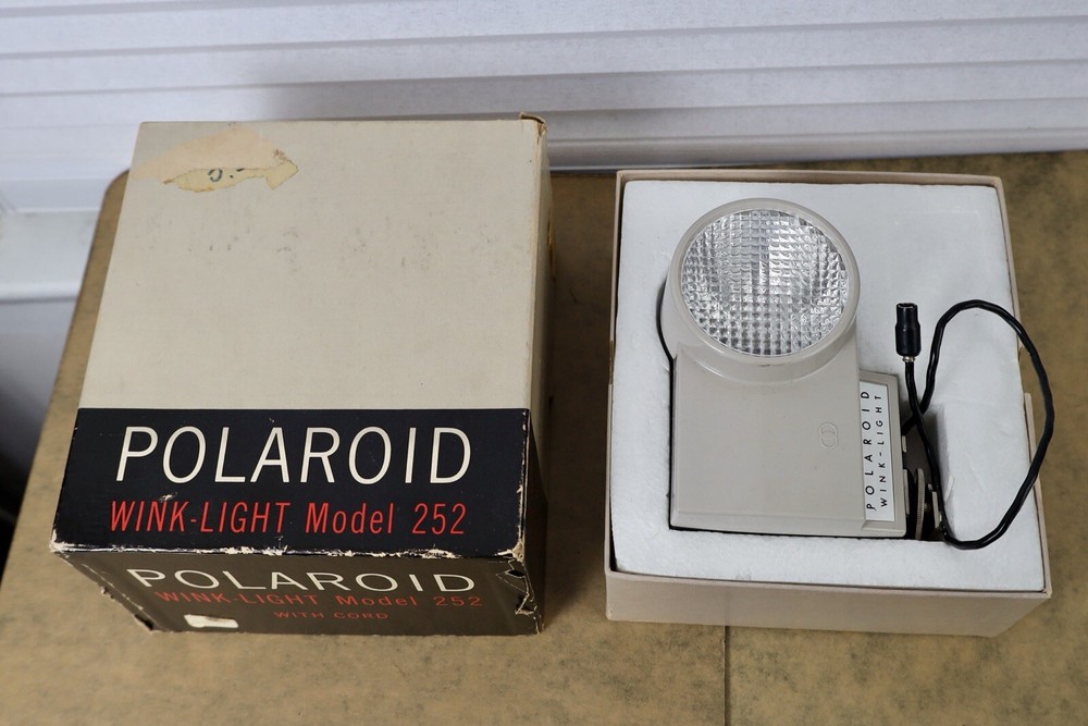 Vintage Polaroid Model 252 Wink-Light Flash Attachment with Box