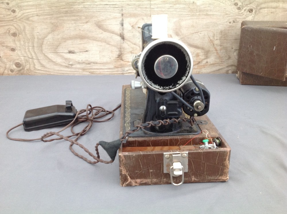 Vintage Singer Sewing Machine in Case