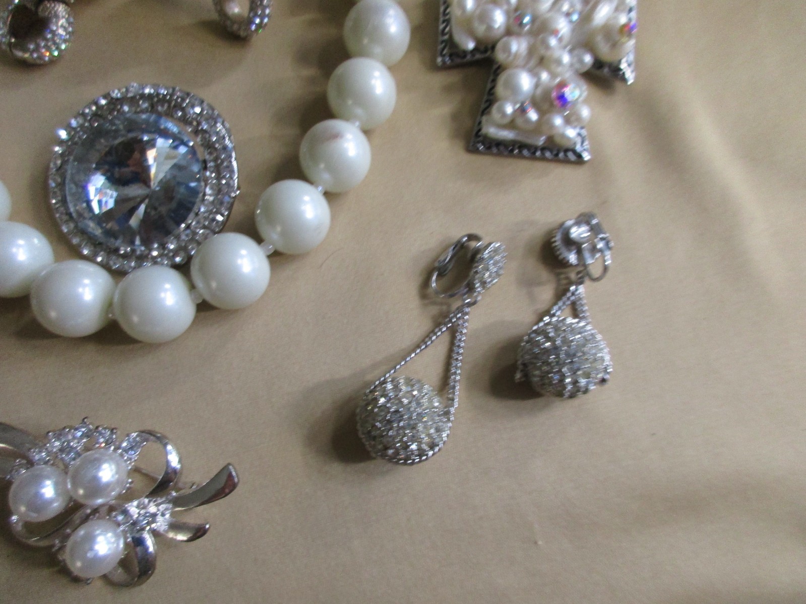 VINTAGE RHINESTONE FAUX PEARLS JEWELRY LOT ~ MIXED AGES