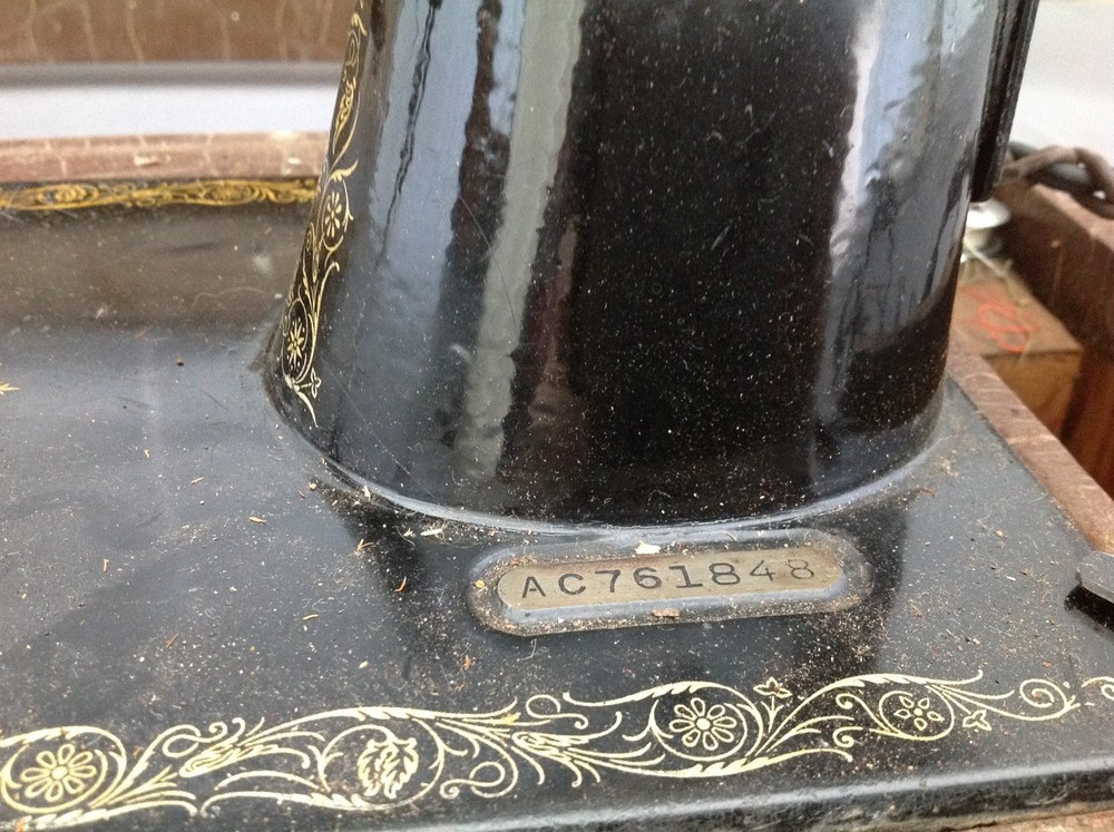 Vintage Singer Sewing Machine in Case
