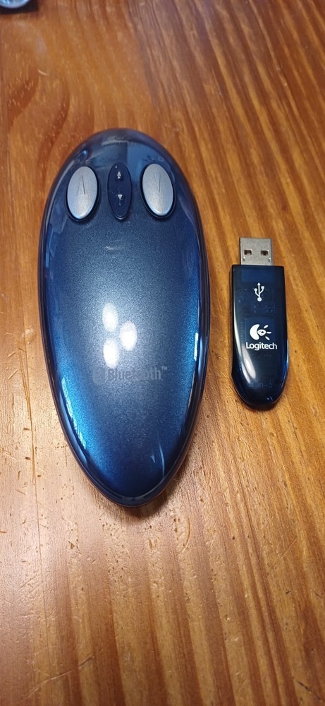 Logitech M-RU77 Cordless Bluetooth Presenter with Laser Pointer with USB Dongle