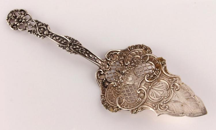 800 SILVER FLORAL MOTIF OPENWORK PIE SERVER