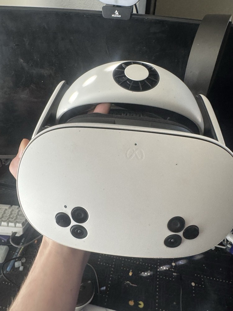 Oculus Quest 3S Virtual Reality and accessories