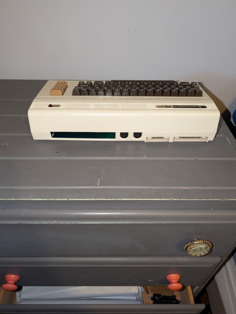 Keyboard Commodore VIC-20 in Original Box with 2 games
