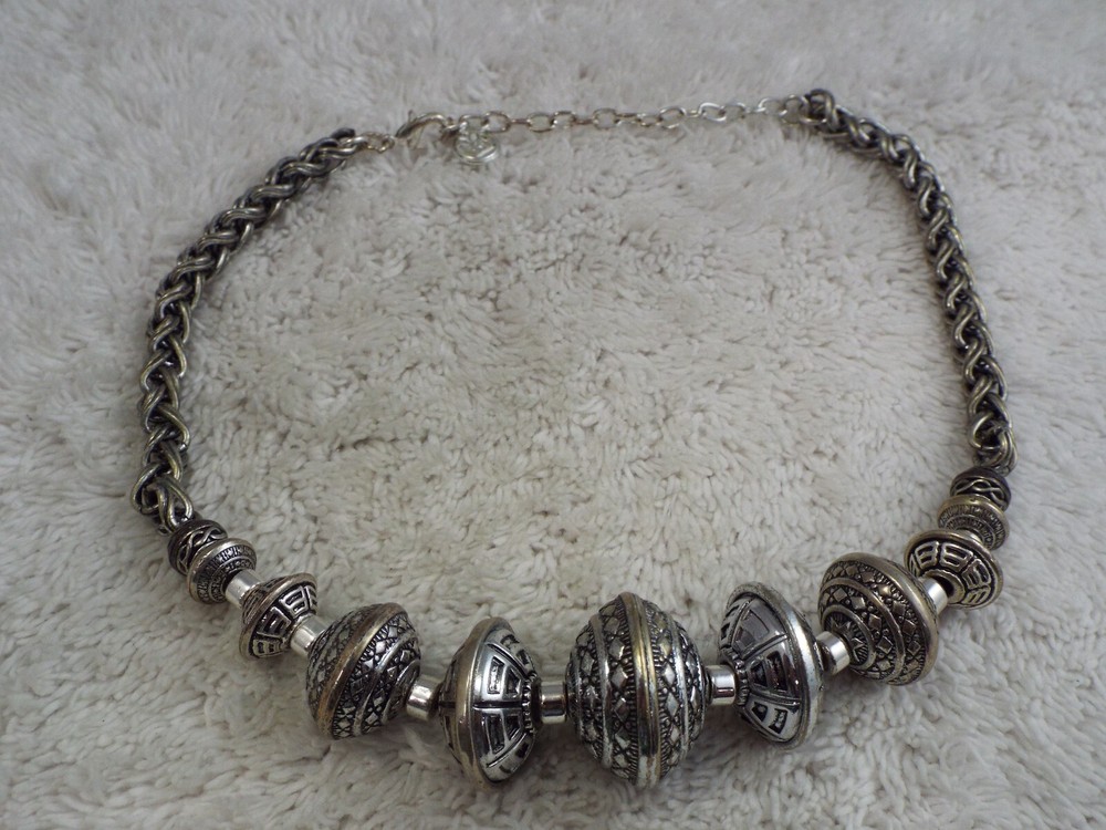 Silvertone Chunky Bead Necklace (D15)