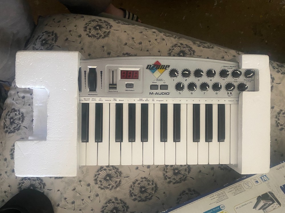 M-Audio Ozone *Midi Keyboard & interface *USB controller *mobile workstation