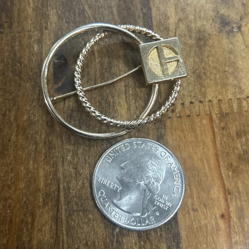 Gold Tone Interlocking Hoops Brooch Rope Texture