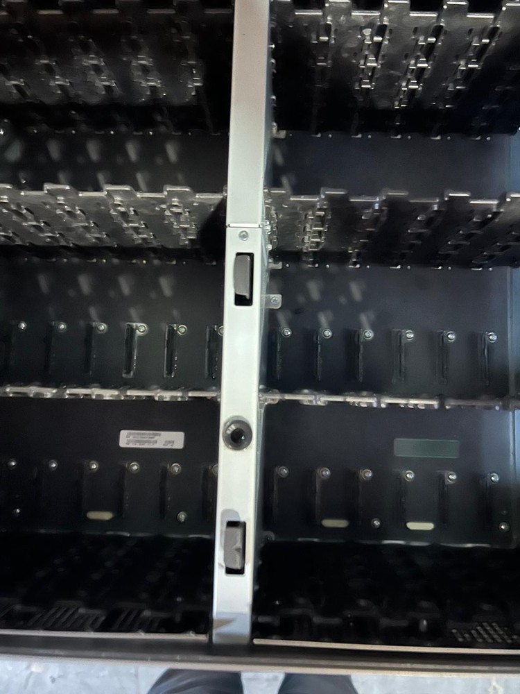 Newisys NDS4600-CS-02 Disk Array 2x controllers No Drives No Trays