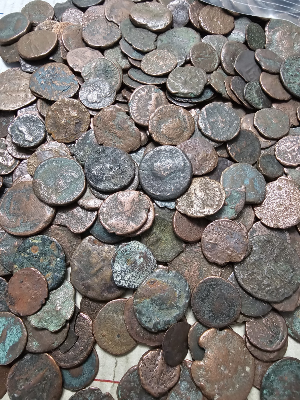 ONE (1) RANDOM ANCIENT ROMAN COIN LOW GRADE 200-500 AD BRONZE AE Greek Byzantine