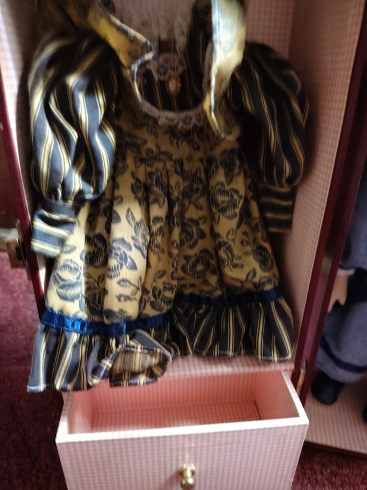 Haunted Doll: Shadow box doll