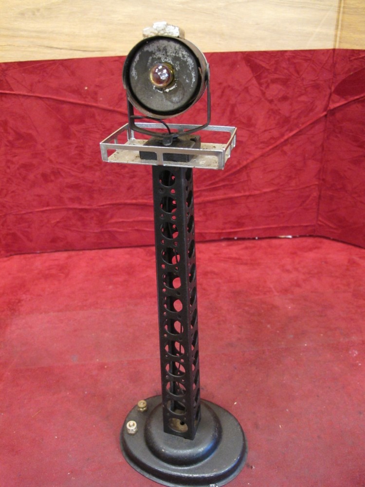 MARX O SINGLE HEAD FLOOD LIGHT TOWER.