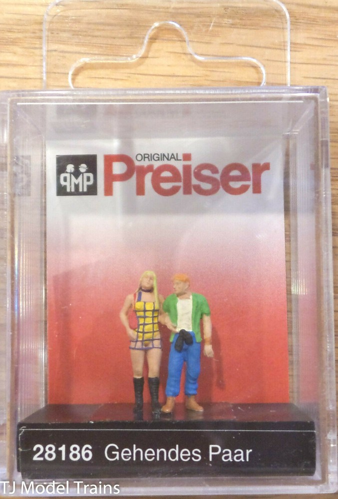 Preiser HO #28186 Walking Couple (Figures)