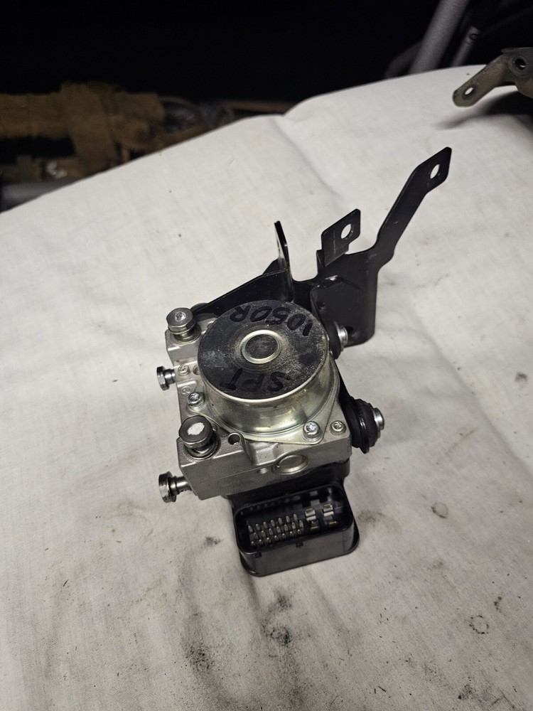 TRIUMPH SPEED TRIPLE 1050 ABS PUMP  2011-2015