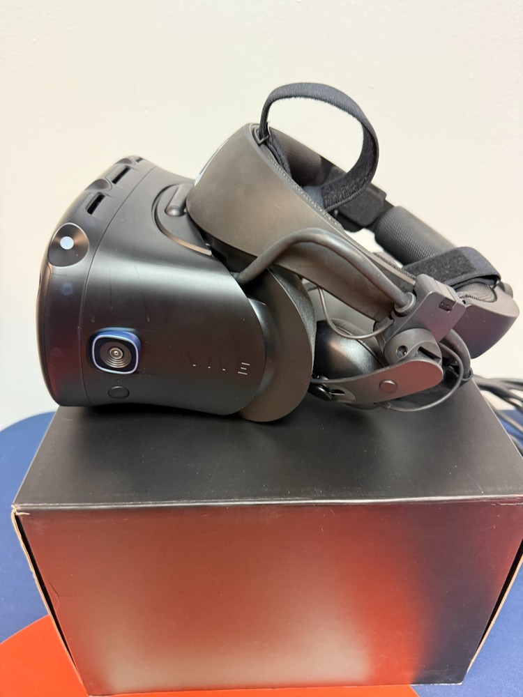 HTC Vive Cosmos Elite Headset Only-Black Excellent Condition