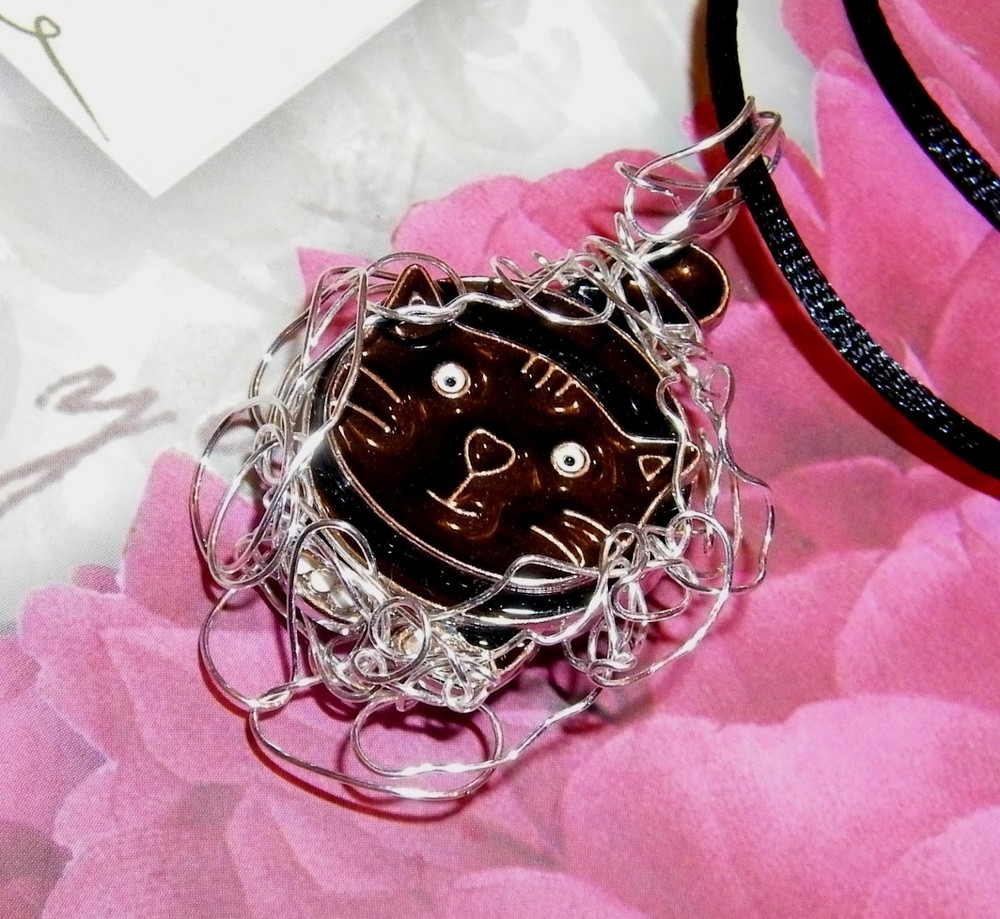 UNIQUE HAND-CRAFTED-SILVER-WIRE-WRAPPED POUNCING CAT ENAMEL PIN/PENDANT 2"