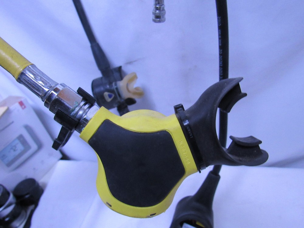 oceanic octopus glo DATA PLUS dive computer , regulators