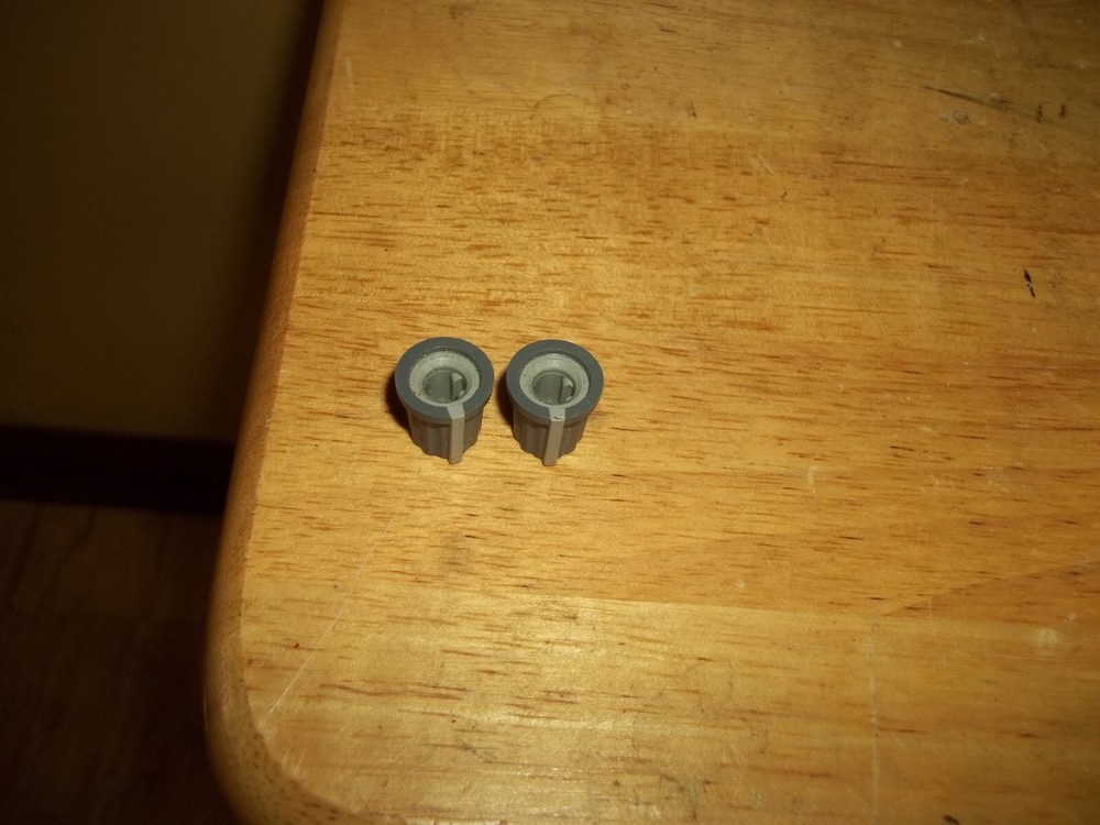 Soundtracs 32-4-2- Studio Mixer Grey Top Knobs (2)