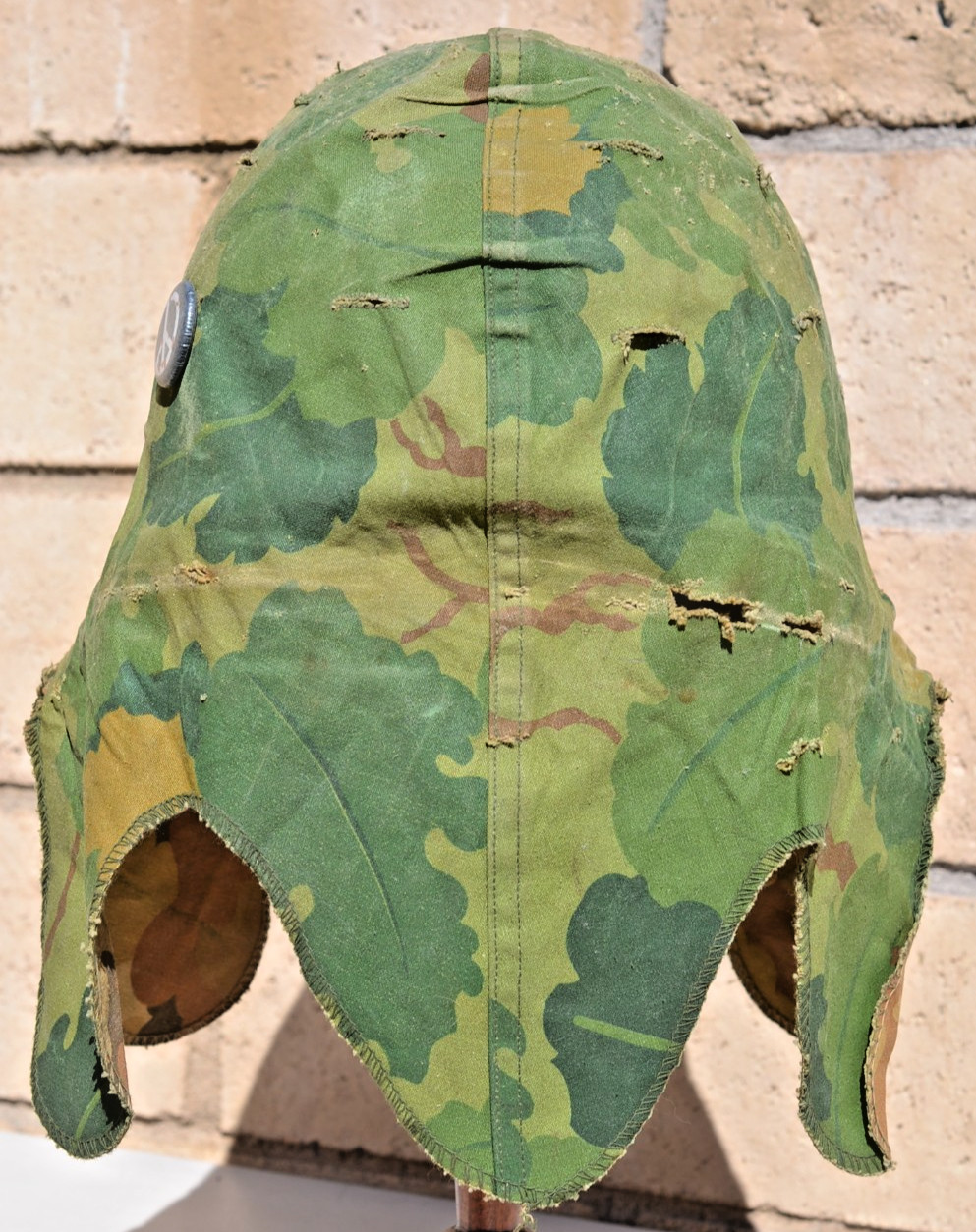 EARLY US ARMY M1 HELMET VIETNAM WAR VINTAGE CAMOUFLAGE COVER & PEACE PIN BUTTON