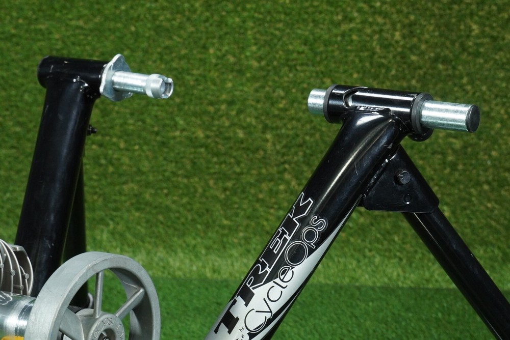 CYCLEOPS FLUID2 TREK BIKE BICYCLE TRAINER, BLACK ~ NICE!!