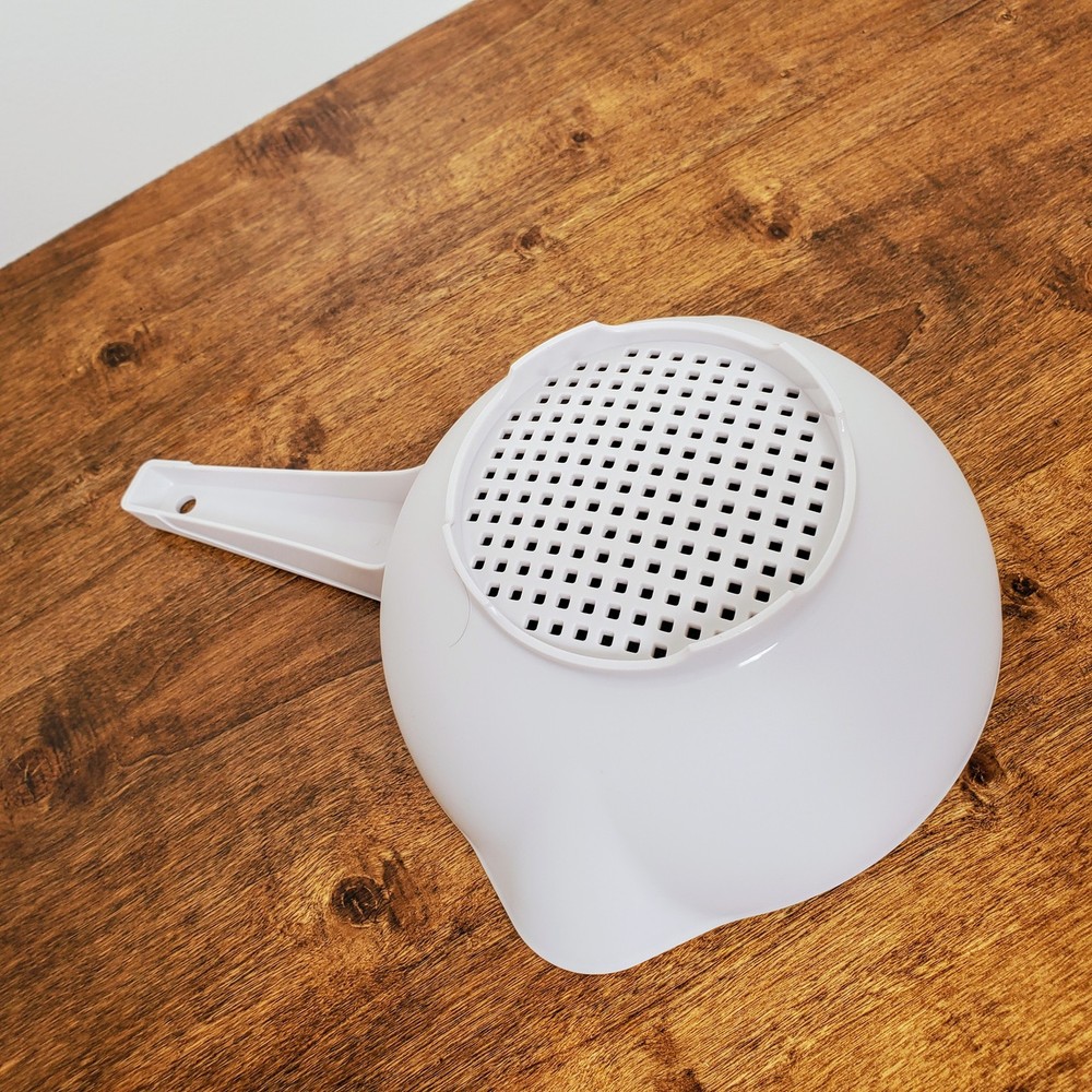 Tupperware Small Strainer Colander with Handle White 1 Quart