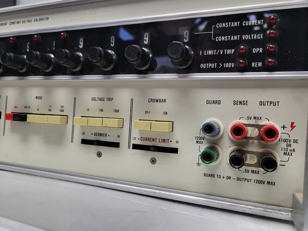Fluke 3330B Constant Current Voltage Calibrator Parts (Powers On)