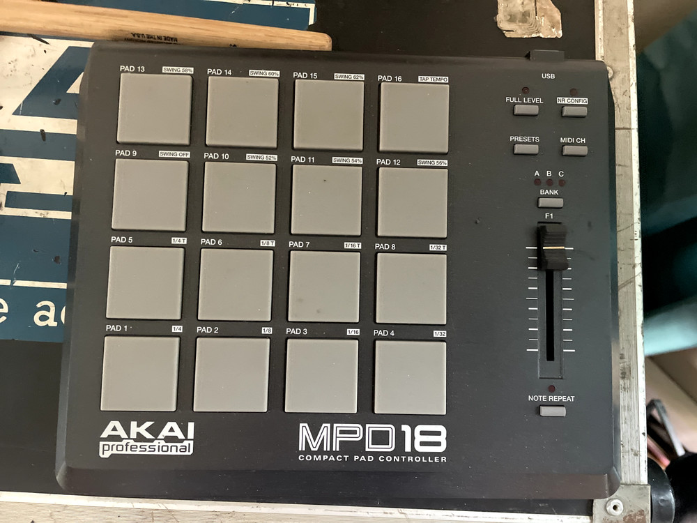 Akai MPD18 MPD 18 midi controller drum pad 16 pads