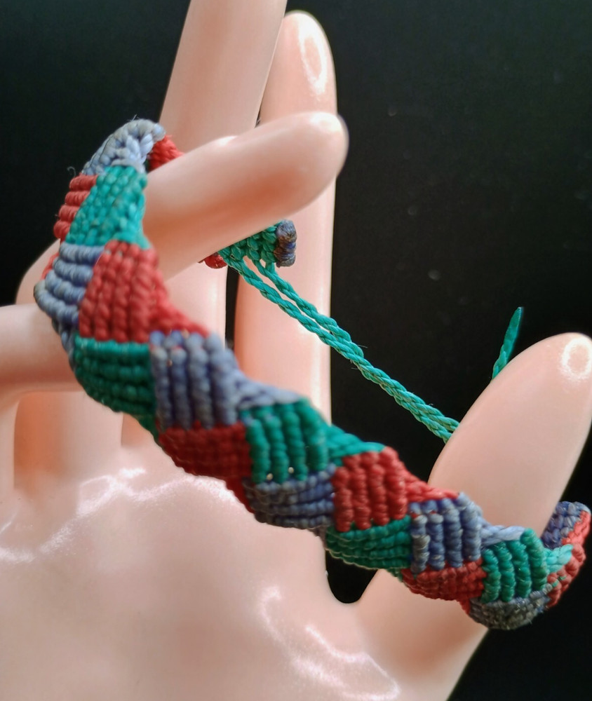 Unisex Macramé Thread Bracelet, Andean Craftsmanship from Cusco