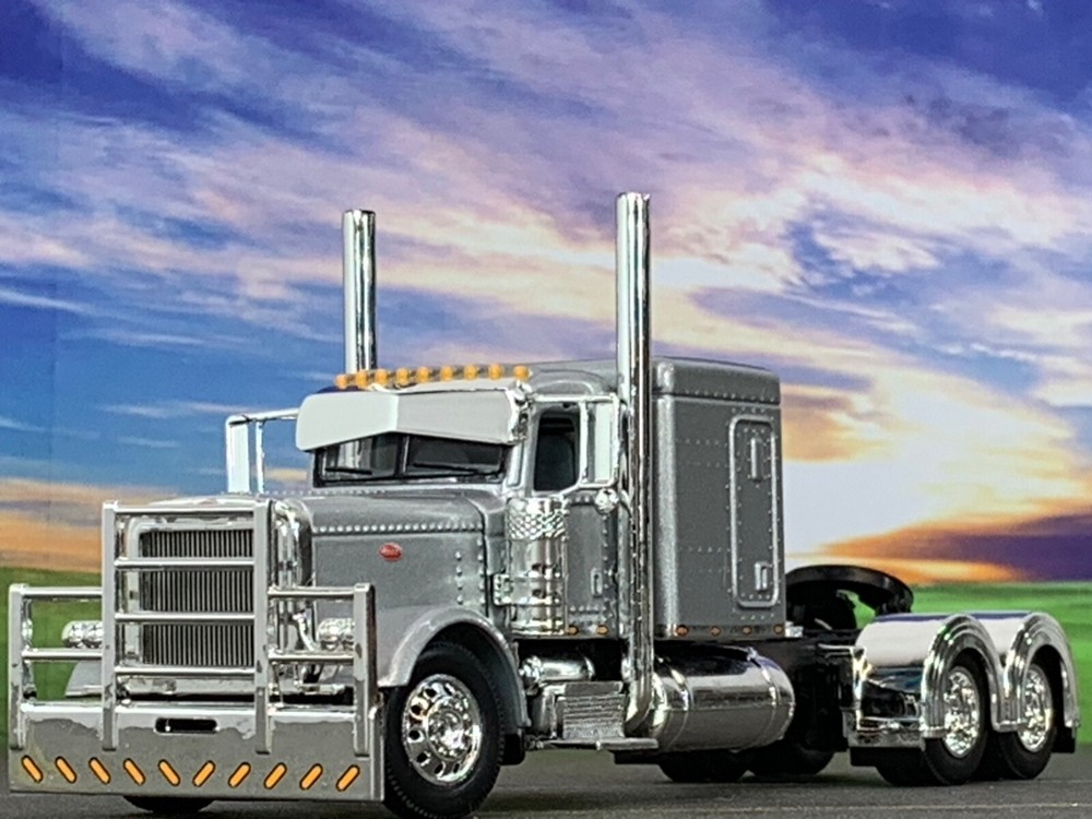 1/64 DCP SILVER PETERBILT 389 W/ 63" FLAT TOP SLEEPER