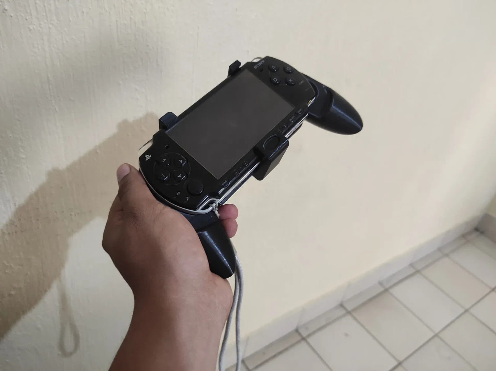 PSP 2000/3000 Comfort Grip with Display Stand - Ergonomic Gaming Controller