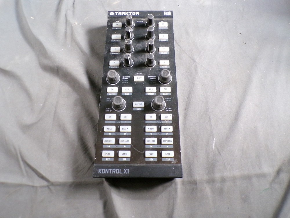 AKAI MPK MINI MK3 25-KEY MIDI KEYBOARD COMPACT CONTROLLER