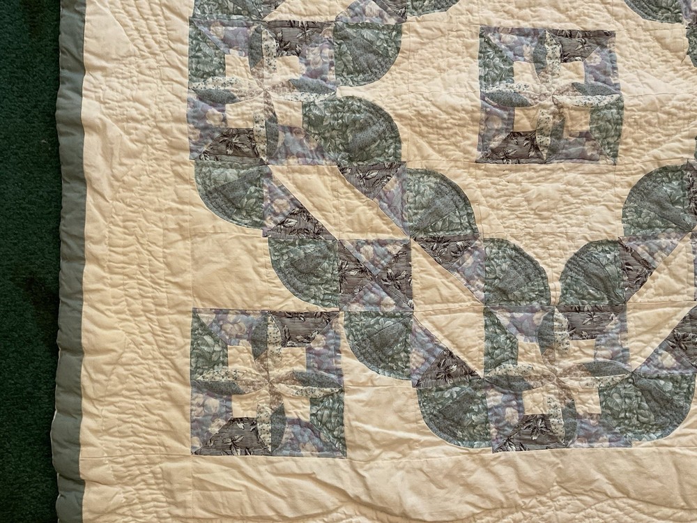 Vintage pieced hand quilted quilt
