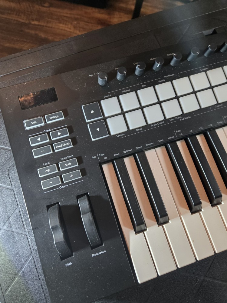 Novation Launchkey 25 MK3 Midi Keyboard Controller USB Powered