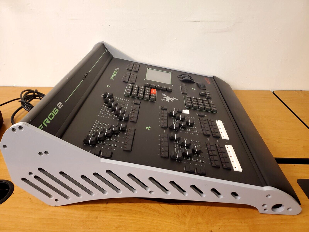 Zero 88 Frog 2 console deploys with touchscreen control "NO Power adapter"