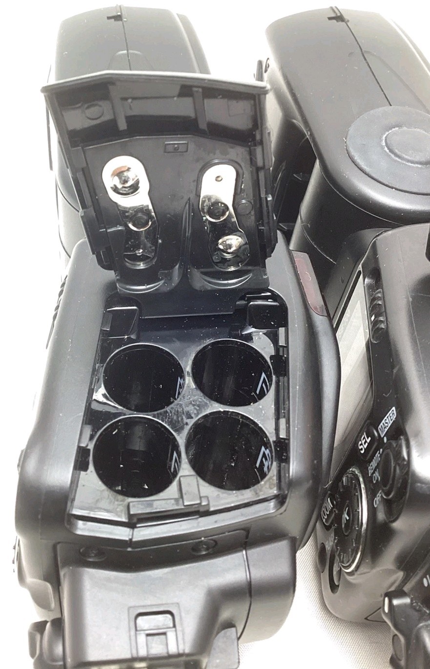 (1) Nikon Speedlight SB-700 Shoe Mount Flash