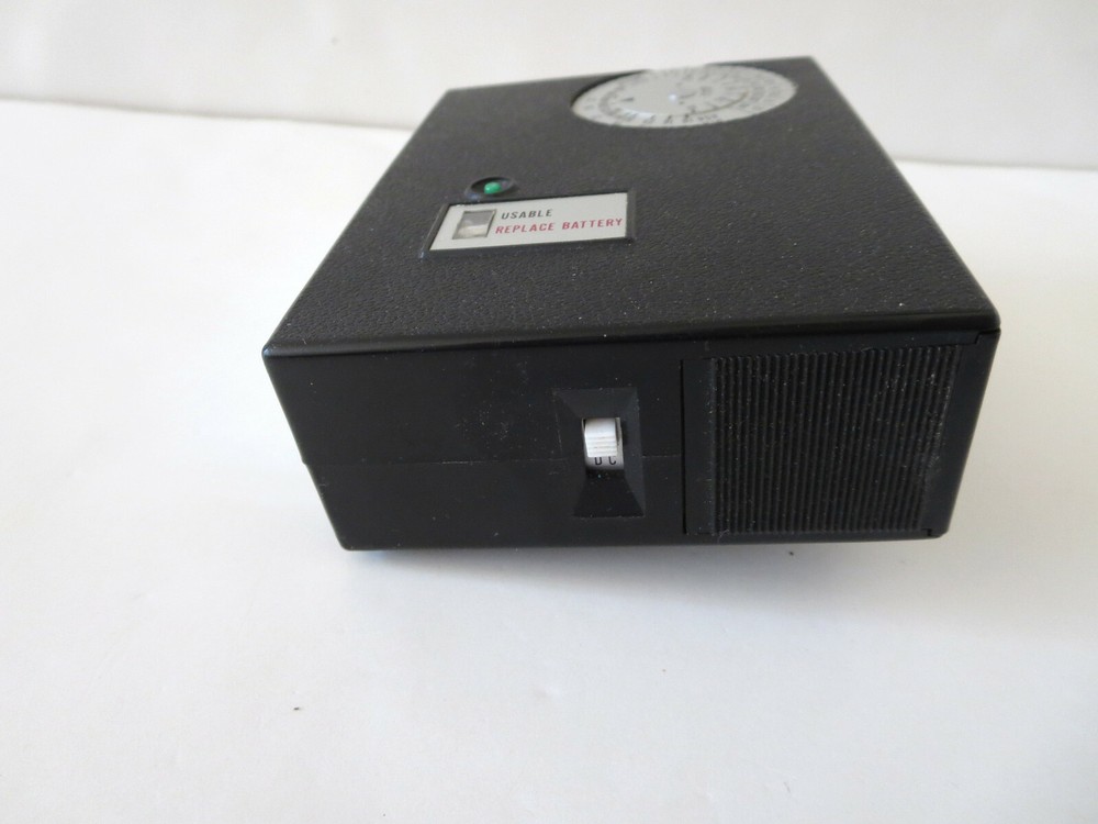 VINTAGE POPULAR 505-S SOLID STATE FLASH UNIT W ITH POWER SUPPLY AND BRACKET