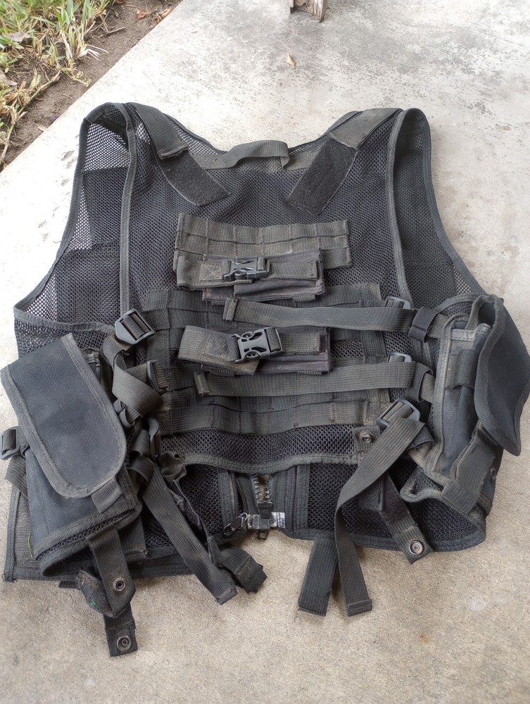 Black Tactical Multi Functional Utility Vest. Size Medium.