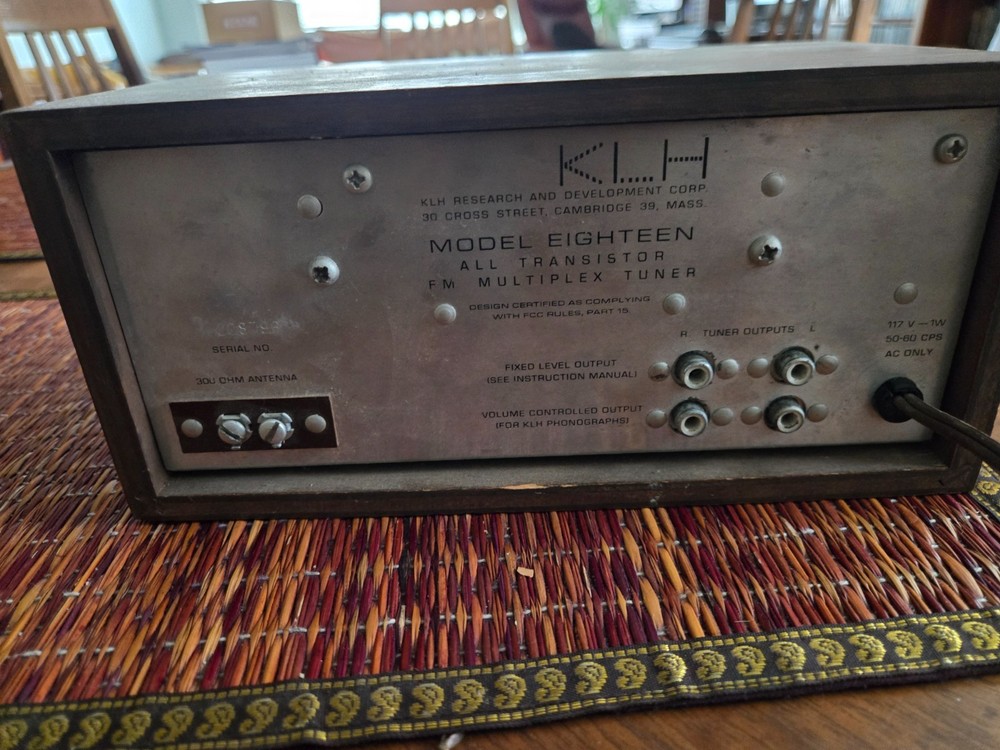 KLH "Model Eighteen" Tuner. Powers up, Needs work