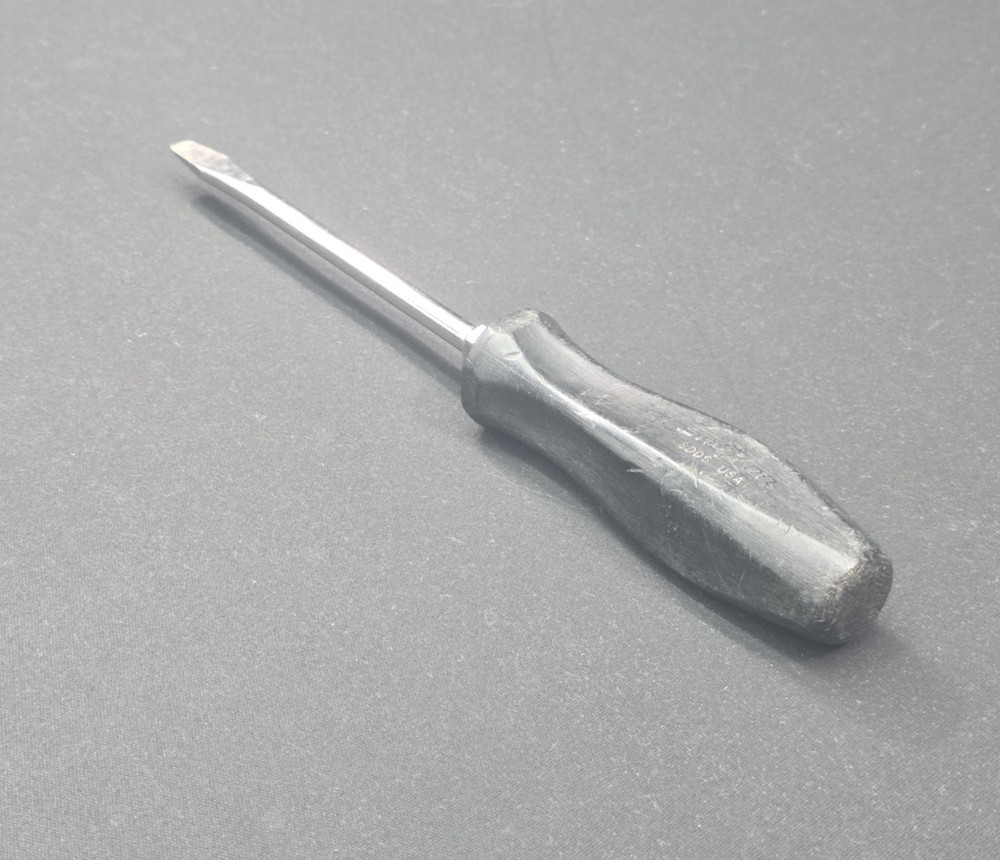 Snap On Black Hard Handle Flat Head Screwdriver SDD6