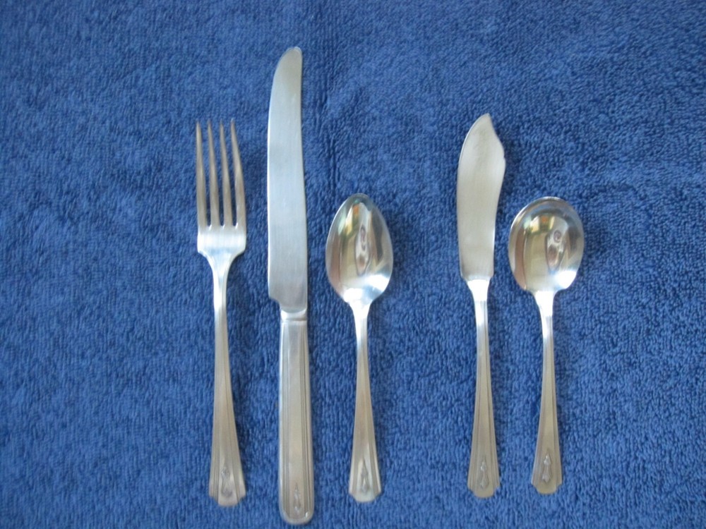 CHARMION 1933 26pc 8 Pl Peerless Oneida Art Deco Silverplate Flatware Basic Set