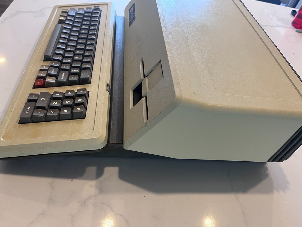Apple III Computer 256k - Powers On - For Repair - Missing One Key