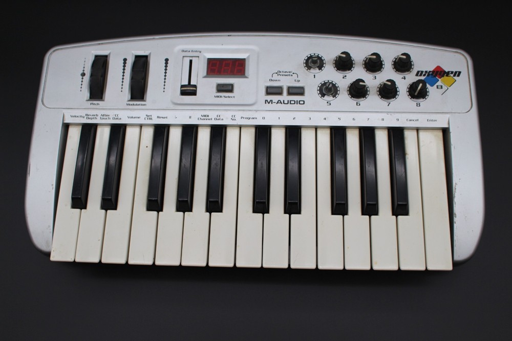 M-Audio Oxygen 8 v2 MIDI USB 2 Keyboard Controller 25-Key