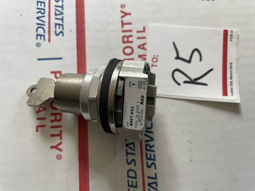 Allen-Bradley 800T-H33A Keyed Switch