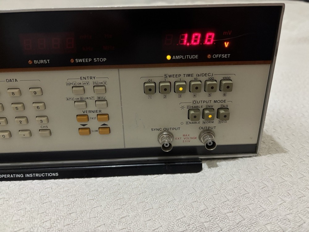 HP 8165A 1 mHz-50 MHz Programmable Signal Source