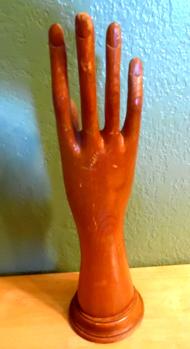 ANTQ EARLY 1900'S HND CRVD WD MANNEQUIN HAND W/JOINTED THUMB GLOVE STORE DISPLAY